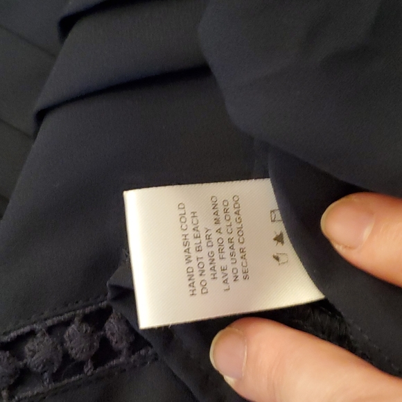 NWT Crescent Wassio pleated front navy split neck blouse, size medium - Picture 5 of 8